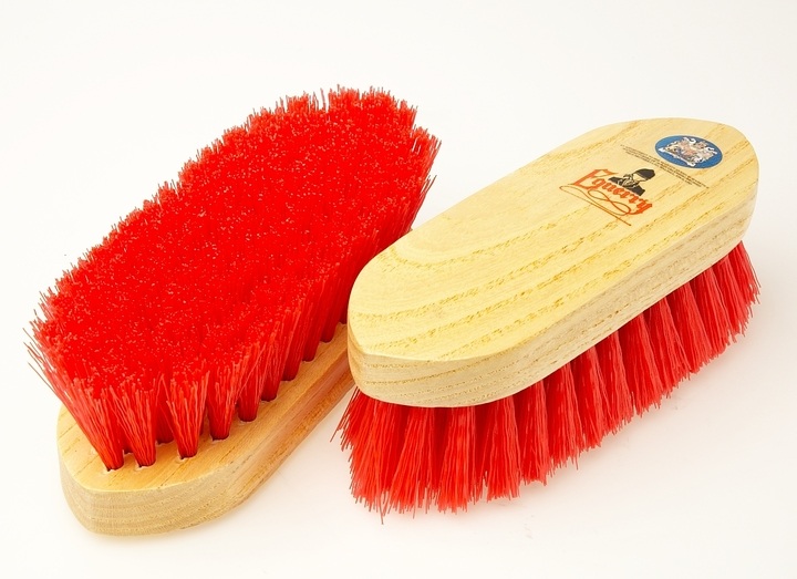 Vale Brothers Equerry Wooden Polypropylene Dandy Brush